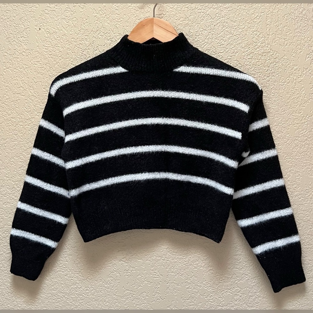 Art Class Girl Black & White Stripped Color Design Sweater Size- M 7/8